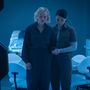 Soji (Isa Briones, jobbra) dr. Juratit (Alison Pill) támogatja egy meglehetősen traumatikus éjszaka után. 