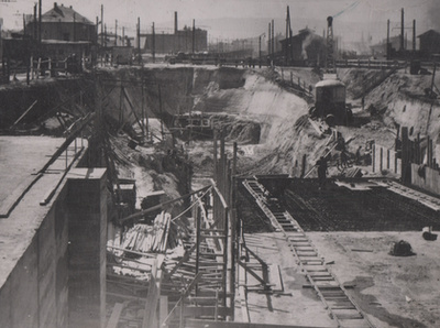 Máriáss László terve a Blaha Lujza téri mélyállomás középperonjára. Sajnos a metróvonal állomásainak eredeti építészeti kialakítása áldozatul esett a 2004 és 2007 között végrehajtott felújításnak