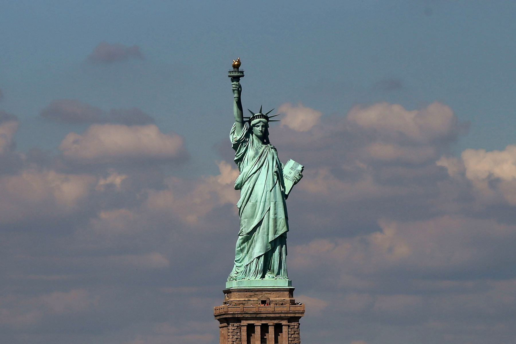 Ezen a napon pontosan százharmincöt éve, hogy a szobor utolsó darabjai is megérkeztek az Egyesült Államokba.