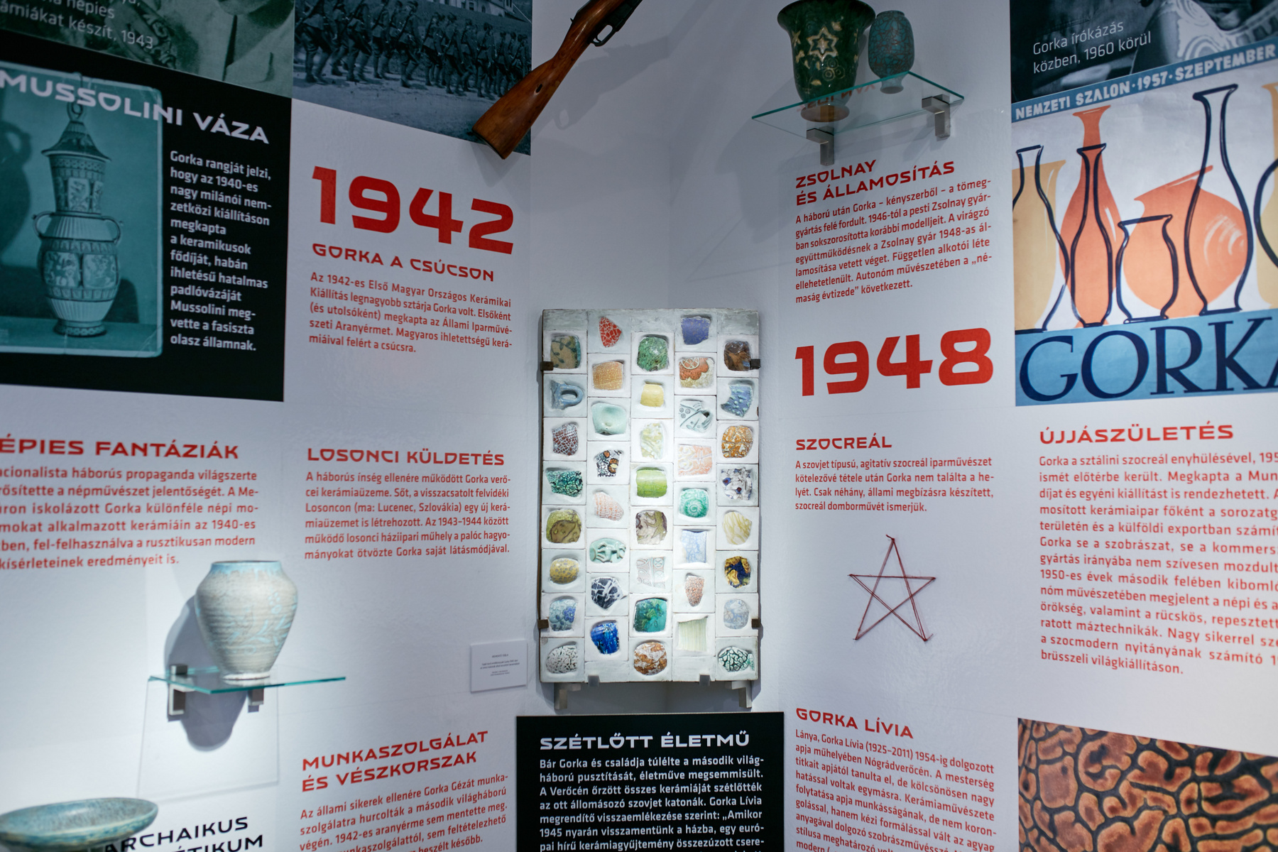 Az 1945-ös mementó a szovjet katonák által elpusztított gyűjtemény cserepeivel