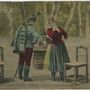 Egy színezett jelenetfotó az 1901-ben készült első magyar filmből, A táncz-ból. A film igen népszerű lehetett a maga korában, mert a Filmarchívum gyűjteményében nem ez az egyetlen képeslap, amelyet sikerült összegyűjtenie a fotótárosoknak. A film sajnos nem maradt fenn, viszont sok fotó kutatható erről a jelenetről is, amely a Rákóczi úti Uránia mozi tetőteraszán készült, s amelyben Blaha Lujza mutatta be, hogyan kell csárdást táncolni.