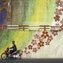 Long Bien, Hanoi, Vietnám.
Motoros halad el a világ leghosszabb mozaikfreskója előtt.

