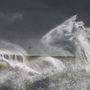 Newhaven, Sussex, Egyesült Királyság.
A Brian nevű vihar tombol a tengeren. A szél érdekesen korbácsolja fel a hullámokat.

