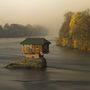 A Drina folyó, Szerbia.1968-ban épített ház a folyó közepén. Jelenleg egy baráti társaság víkendházaként működik.

