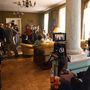 Karinthyék filmbéli lakásán egy vendégség jeleneteit forgatja a stáb