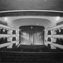 Szent István körút, Vígszínház (ekkor a Magyar Néphadsereg Színháza). Nézőtér az újjáépítés utáni megnyitáskor 1951-ben
