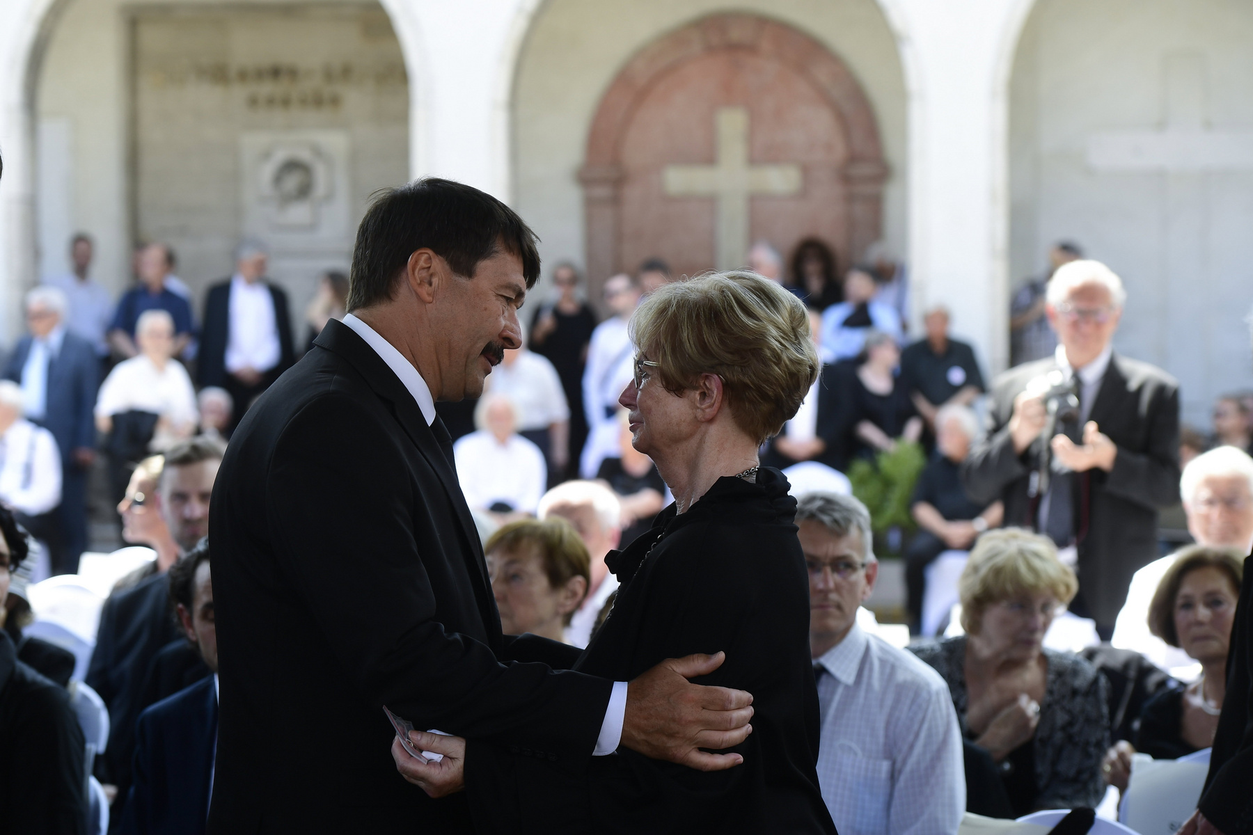Rubovszky Éva Jankovics Marcell özvegye fogadja Áder János köztársasági elnök részvétnyilvánítását férje temetésén a Farkasréti temetőben 2021. június 22-én