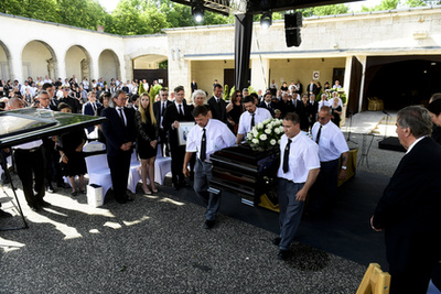 Rubovszky Éva Jankovics Marcell özvegye fogadja Áder János köztársasági elnök részvétnyilvánítását férje temetésén a Farkasréti temetőben 2021. június 22-én