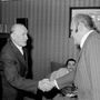 Kádár János, az MSZMP főtitkára köszönti Hofi Gézát 1980. december 31-én, miután megtekintette a Mikroszkóp Színpad műsorát.