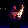 Váradi Petruska Nándor a tűzzel játszik. Zsonglőr számában buzogány, labda és karika is előkerül.
