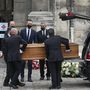 Jean-Paul Belmondo francia színész koporsóját beviszik gyászmiséjére a párizsi Saint-Germain des Pres-templomba 2021. szeptember 10-én.