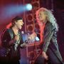 Budapest, 1994. szeptember 3. Klaus Meine, a Scorpions együttes énekese (b) és Kóbor János, az Omega együttes énekese a Népstadionban rendezett koncerten. A világhírű Scorpions együttes két tagja vendégként lépett fel az Omega sokéves szünet után adott koncertjén. 
