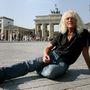 Berlin, 2006. szeptember 18. KÓBOR János, az Omega énekese a berlini Brandenburgi kapu előtt. 