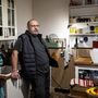 Pethő Balázs a saját csákberényi konyhájában: lassú életre rendezkedett be