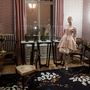 A francia terem púderszínű selyemruhája a kozmetikumok világát is megidézi