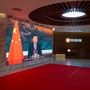 A kínai épület bejáratánál rögtön Hszi Csin-ping elnök fogadta a látogatókat, aki a kínai technológiai fejlődésről és a világbékéről tartott bemutatót
