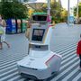 A technológiai újdonságokat is előtérbe állító Dubaji Világkiállítás természetesen nem maradhatott robotok nélkül, akik útba igazítják a látogatókat, elszórakoztatják a gyerekeket, vagy az egészségügyi szabályokra és a maszkok viselésére hívják fel a figyelmet