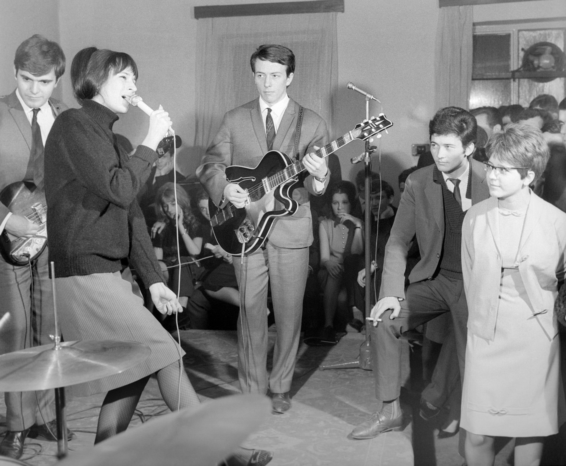 Érdeklődők nézik Zöldi Gergely Koncz Zsuzsa című könyvét a budapesti Rózsavölgyi Szalonban tartott könyvbemutatón 2018. április 15-én.