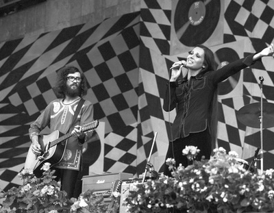 Érdeklődők nézik Zöldi Gergely Koncz Zsuzsa című könyvét a budapesti Rózsavölgyi Szalonban tartott könyvbemutatón 2018. április 15-én.