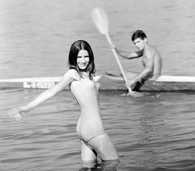 Érdeklődők nézik Zöldi Gergely Koncz Zsuzsa című könyvét a budapesti Rózsavölgyi Szalonban tartott könyvbemutatón 2018. április 15-én.