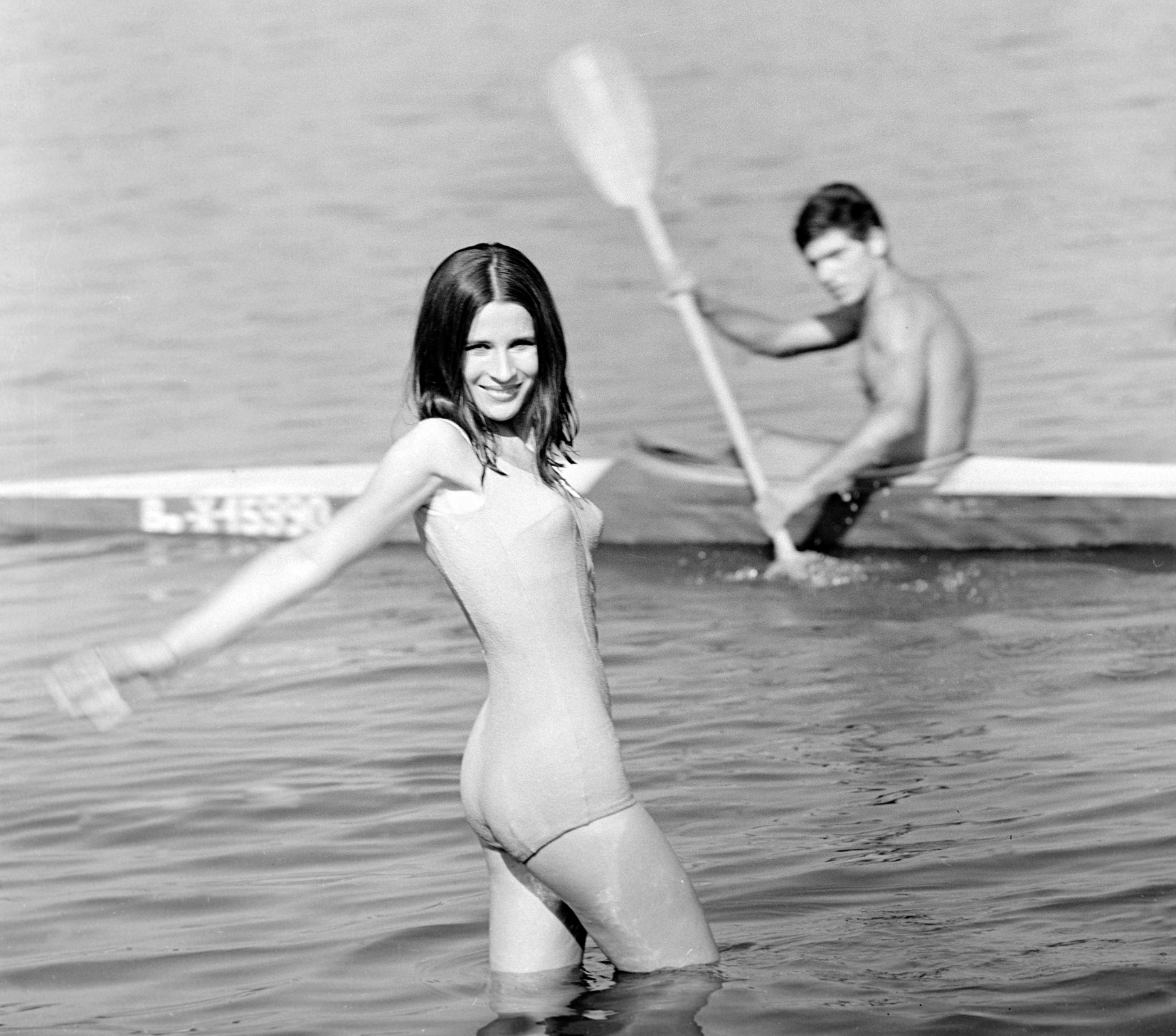 Érdeklődők nézik Zöldi Gergely Koncz Zsuzsa című könyvét a budapesti Rózsavölgyi Szalonban tartott könyvbemutatón 2018. április 15-én.