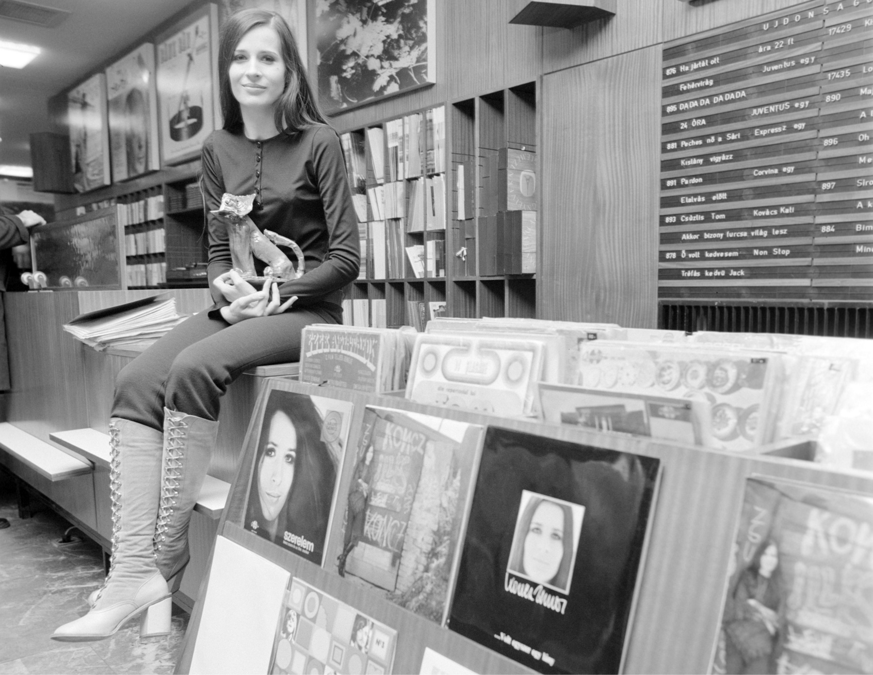 Érdeklődők nézik Zöldi Gergely Koncz Zsuzsa című könyvét a budapesti Rózsavölgyi Szalonban tartott könyvbemutatón 2018. április 15-én.