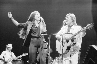 Érdeklődők nézik Zöldi Gergely Koncz Zsuzsa című könyvét a budapesti Rózsavölgyi Szalonban tartott könyvbemutatón 2018. április 15-én.