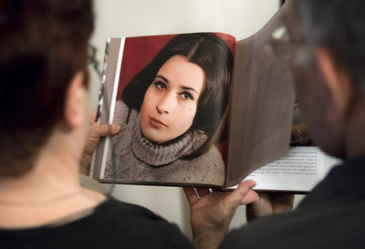 Érdeklődők nézik Zöldi Gergely Koncz Zsuzsa című könyvét a budapesti Rózsavölgyi Szalonban tartott könyvbemutatón 2018. április 15-én.