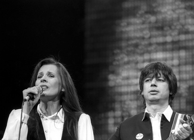 Érdeklődők nézik Zöldi Gergely Koncz Zsuzsa című könyvét a budapesti Rózsavölgyi Szalonban tartott könyvbemutatón 2018. április 15-én.