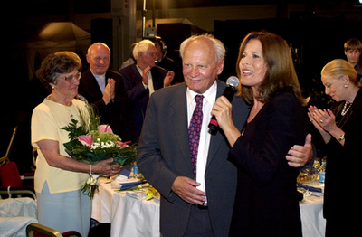 Érdeklődők nézik Zöldi Gergely Koncz Zsuzsa című könyvét a budapesti Rózsavölgyi Szalonban tartott könyvbemutatón 2018. április 15-én.