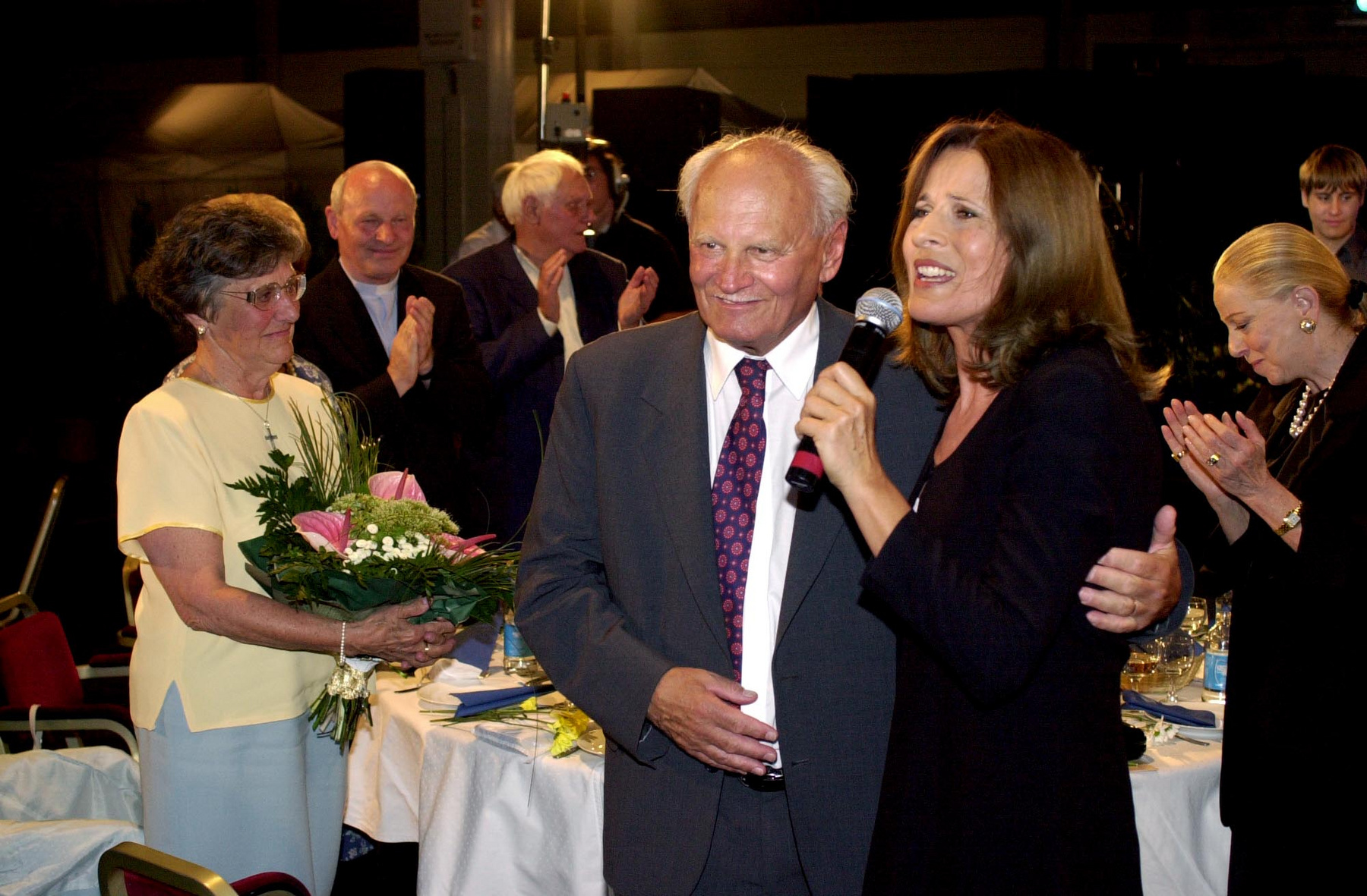 Érdeklődők nézik Zöldi Gergely Koncz Zsuzsa című könyvét a budapesti Rózsavölgyi Szalonban tartott könyvbemutatón 2018. április 15-én.