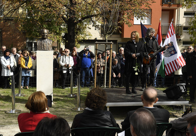 Érdeklődők nézik Zöldi Gergely Koncz Zsuzsa című könyvét a budapesti Rózsavölgyi Szalonban tartott könyvbemutatón 2018. április 15-én.