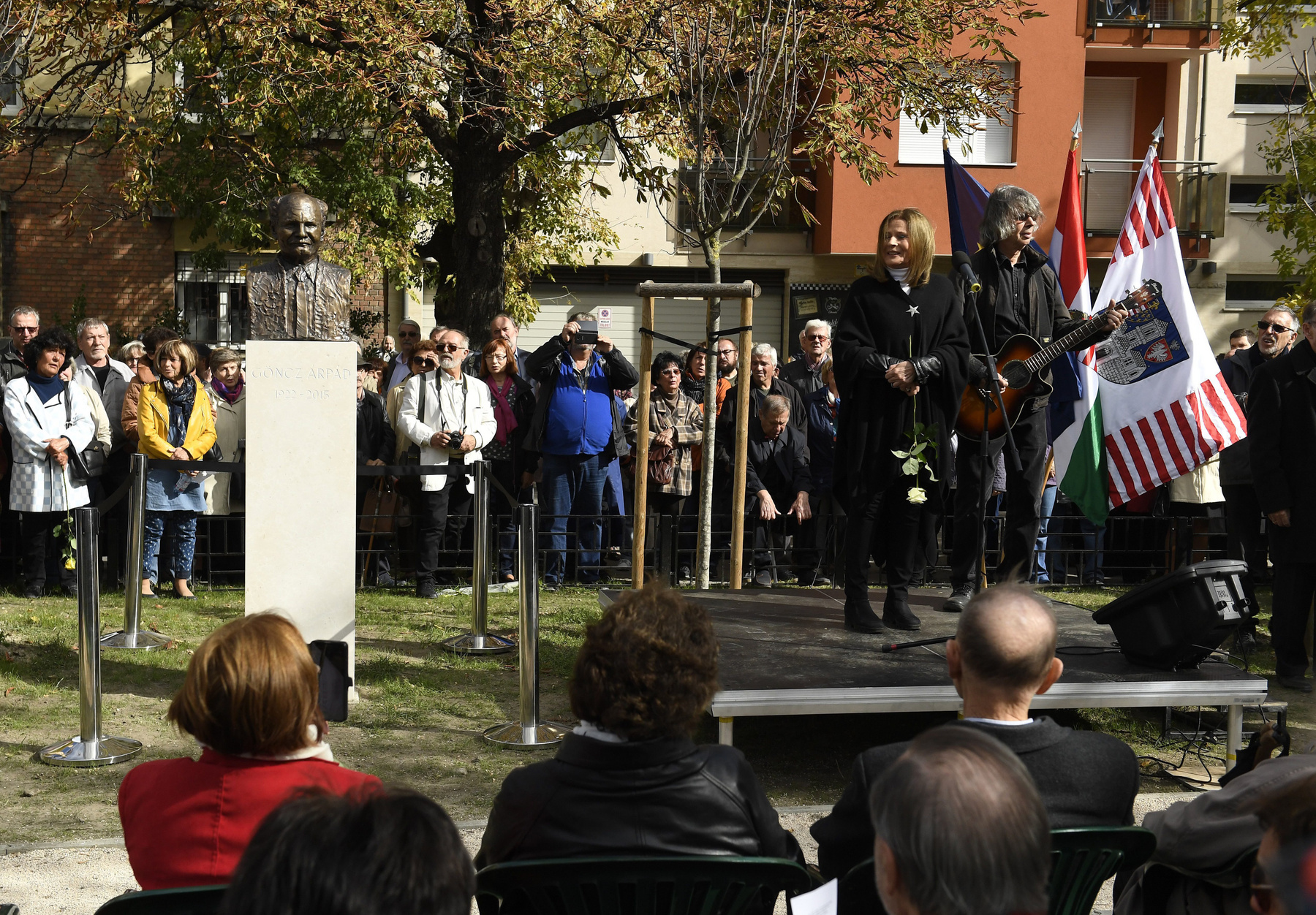 Érdeklődők nézik Zöldi Gergely Koncz Zsuzsa című könyvét a budapesti Rózsavölgyi Szalonban tartott könyvbemutatón 2018. április 15-én.