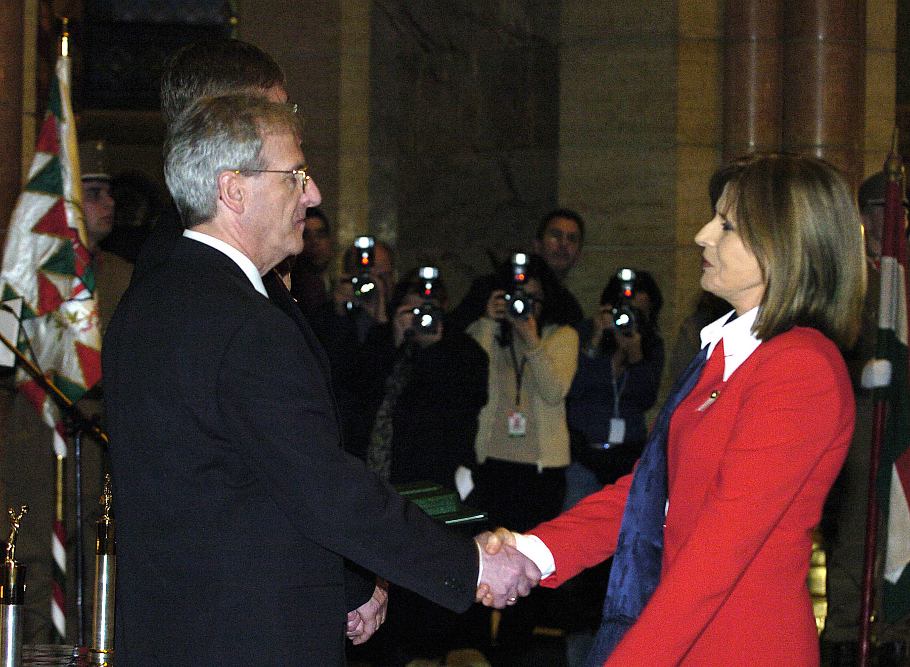 Érdeklődők nézik Zöldi Gergely Koncz Zsuzsa című könyvét a budapesti Rózsavölgyi Szalonban tartott könyvbemutatón 2018. április 15-én.