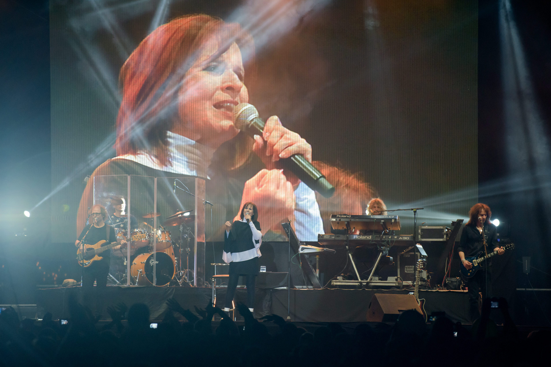 Érdeklődők nézik Zöldi Gergely Koncz Zsuzsa című könyvét a budapesti Rózsavölgyi Szalonban tartott könyvbemutatón 2018. április 15-én.