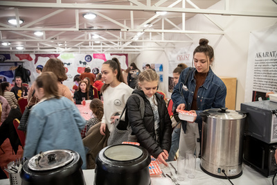 Tatjana Kuznyecova pantomim- és mozgásművész, ő tanította be ifj. Vidnyánszky Attilának a pantomim-mozgásokat a Vígszínházban játszott A diktátor című előadáshoz