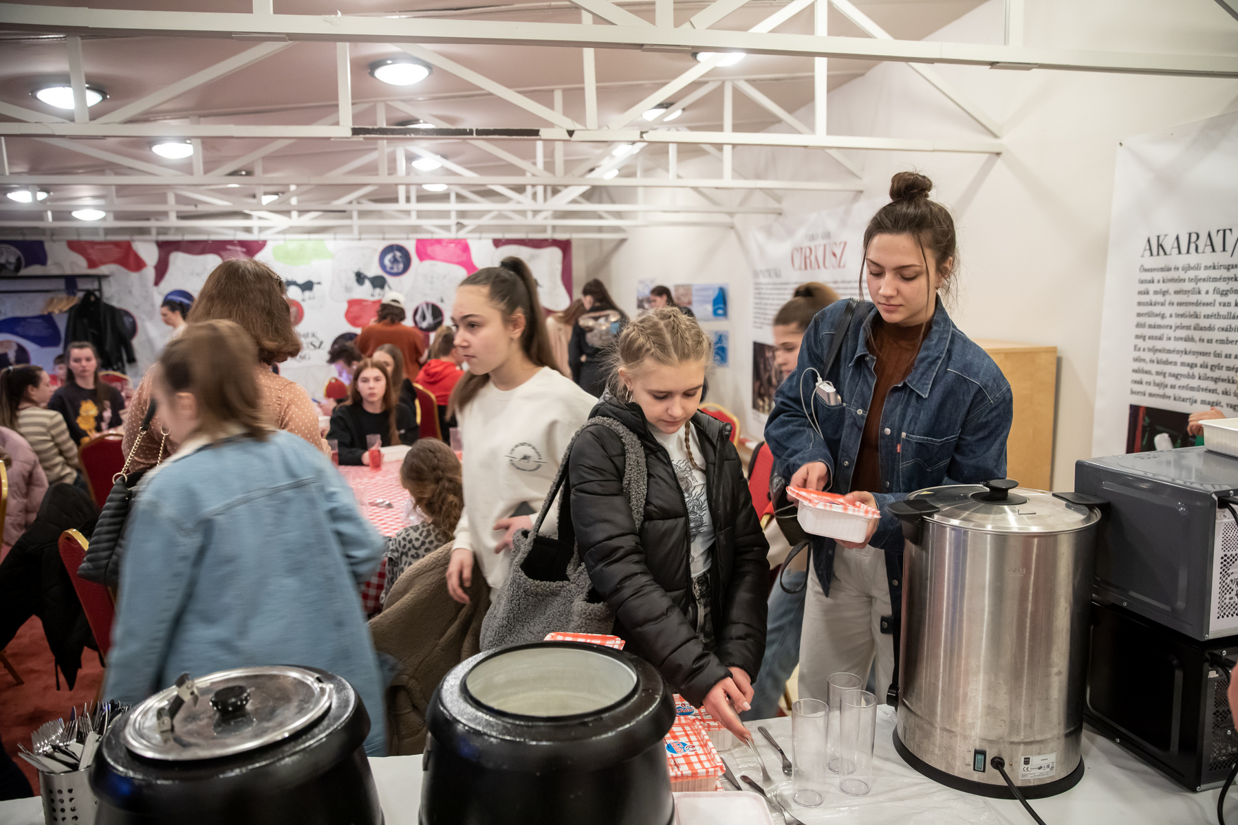 Tatjana Kuznyecova pantomim- és mozgásművész, ő tanította be ifj. Vidnyánszky Attilának a pantomim-mozgásokat a Vígszínházban játszott A diktátor című előadáshoz