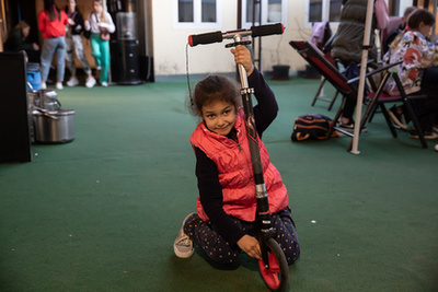 Tatjana Kuznyecova pantomim- és mozgásművész, ő tanította be ifj. Vidnyánszky Attilának a pantomim-mozgásokat a Vígszínházban játszott A diktátor című előadáshoz