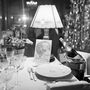 Szilveszteri vacsorához terített asztal jégbehűtött pezsgővel a Gundel étteremben 1959. december 30-án 