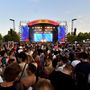 Közönség a belga Felix De Laet művésznevén Lost Frequencies koncertjén a Balaton Sound fesztiválon Zamárdiban 2022. június 29-én