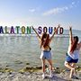 Fiatalok a Balaton Sound fesztiválon a Somogy megyei Zamárdiban 2022. június 29-én