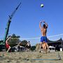Fiatalok strandröplabdáznák a Balaton Sound fesztiválon a Somogy megyei Zamárdiban 2022. június 29-én