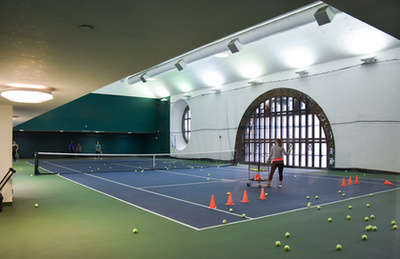 Teniszpálya New York központi pályaudvarában