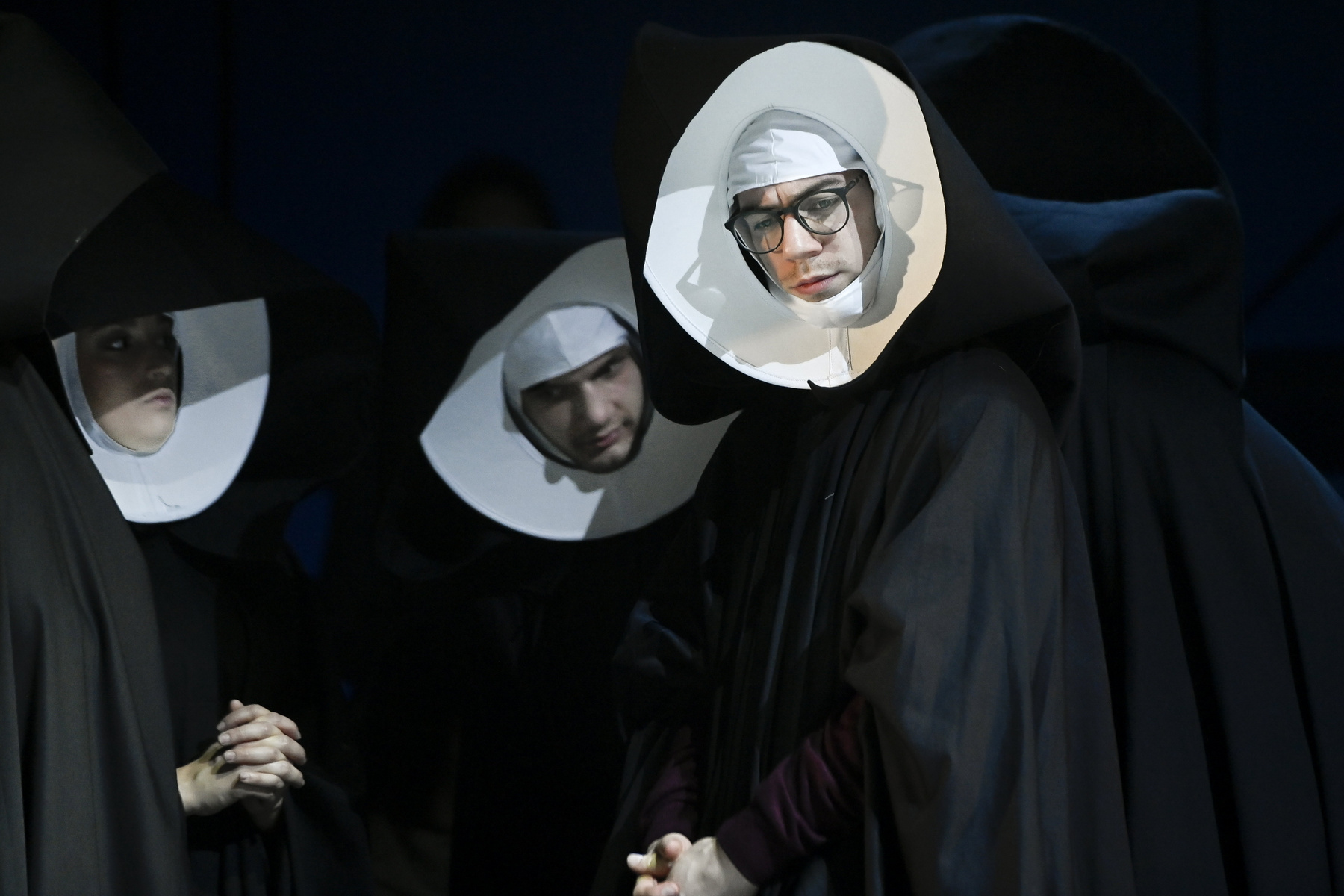 Kövesi Zsombor (lent) Pompó és Fesztbaum Béla (b3) Könyök szerepében William Shakespeare Szeget szeggel című vígjátékának próbáján a Vígszínházban 2022. december 6-án