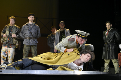 Kövesi Zsombor (lent) Pompó és Fesztbaum Béla (b3) Könyök szerepében William Shakespeare Szeget szeggel című vígjátékának próbáján a Vígszínházban 2022. december 6-án