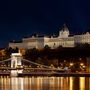 A megújuló Palota esti díszkivilágításban a Duna felől