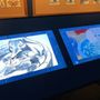 Bal oldalt a Dumbó című filmhez készült rajz, míg jobb oldalt a vázlatot ábrázoló képkocka a produkcióban