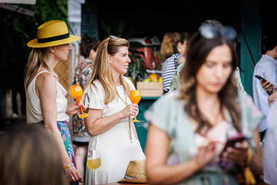 A Gourmet a nagy találkozások és beszélgetések helyszíne is: Nemesvölgyi Attila, a Babka és Bíró Lajos, a Buja Diszkó(k) tulajdonosa 