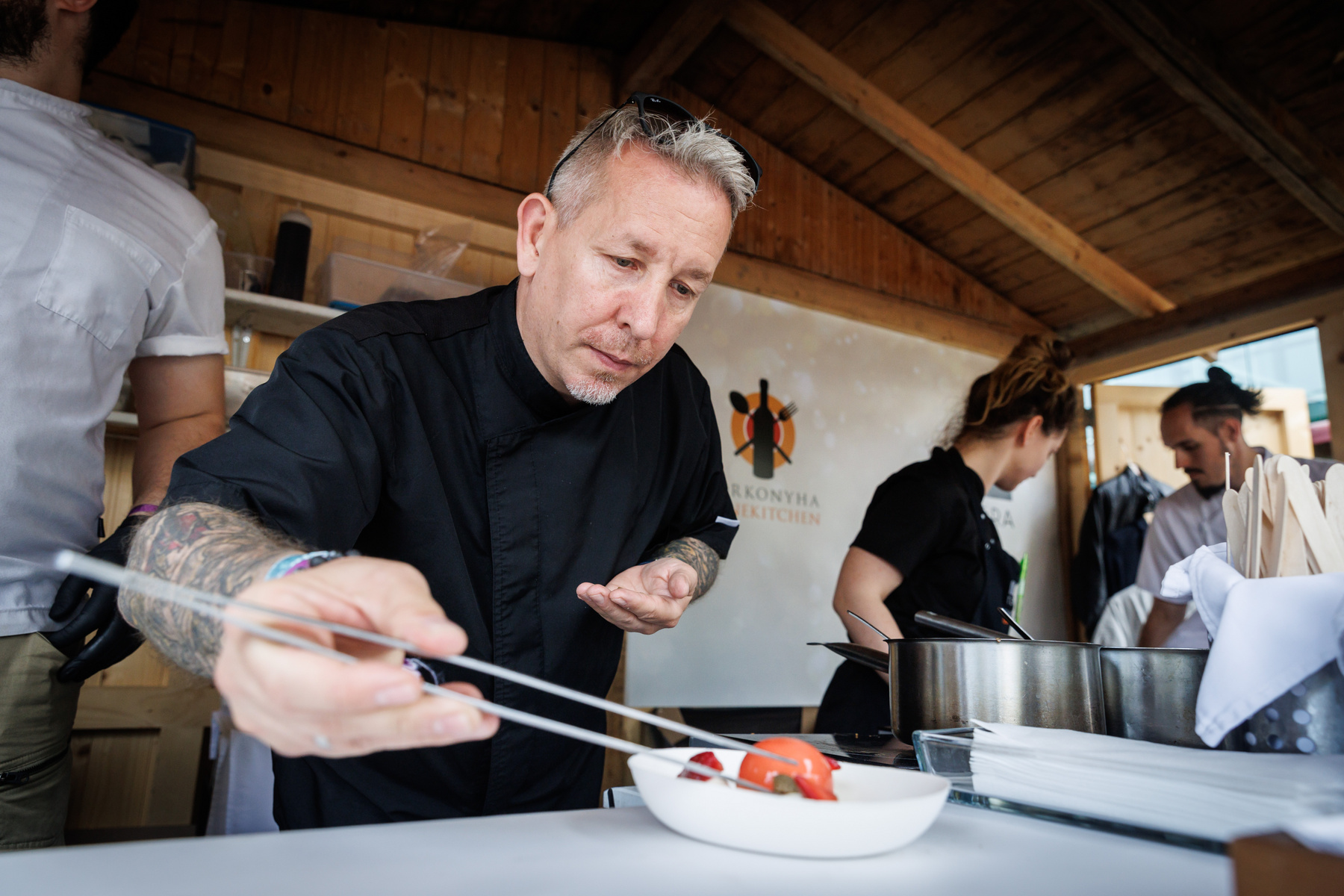 A Gourmet a nagy találkozások és beszélgetések helyszíne is: Nemesvölgyi Attila, a Babka és Bíró Lajos, a Buja Diszkó(k) tulajdonosa 