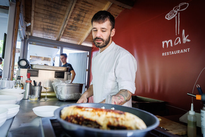 A Gourmet a nagy találkozások és beszélgetések helyszíne is: Nemesvölgyi Attila, a Babka és Bíró Lajos, a Buja Diszkó(k) tulajdonosa 